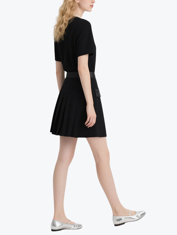 Simple and Elegant Short-Sleeved Black Skirt Suit